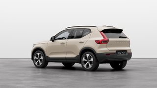 2025 Volvo XC40 PLUS VERSION FONCÉE 4 cyl. en ligne turbo de 2 L à injection directe -comprend : générateur-démarreur intégré Traction intégrale