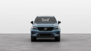 2025 Volvo XC40 PLUS VERSION FONCÉE 4 cyl. en ligne turbo de 2 L à injection directe -comprend : générateur-démarreur intégré Traction intégrale