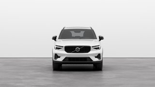 2025 Volvo XC40 PLUS VERSION FONCÉE 4 cyl. en ligne turbo de 2 L à injection directe -comprend : générateur-démarreur intégré Traction intégrale