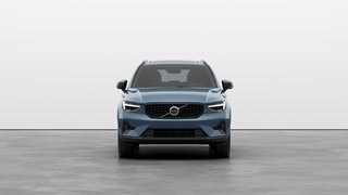 2025 Volvo XC40 PLUS VERSION FONCÉE 4 cyl. en ligne turbo de 2 L à injection directe -comprend : générateur-démarreur intégré All Wheel Drive