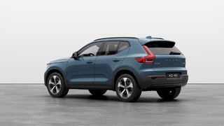 2025 Volvo XC40 PLUS VERSION FONCÉE 4 cyl. en ligne turbo de 2 L à injection directe -comprend : générateur-démarreur intégré All Wheel Drive