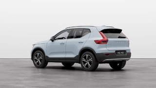 Volvo XC40 CORE VERSION LUSTRÉE 4 cyl. en ligne turbo de 2 L à injection directe -comprend : générateur-démarreur intégré 4 roues motrices 2025