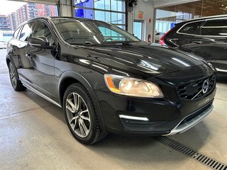 2017  V60 Cross Country T5 AWD Premier in Laval, Quebec - 5 - w320h240px