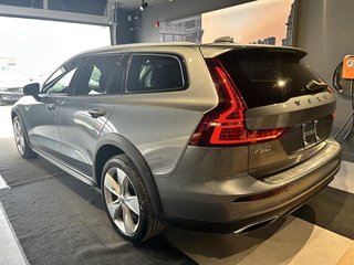 2021  V60 Cross Country T5 AWD in Laval, Quebec - 2 - w320h240px