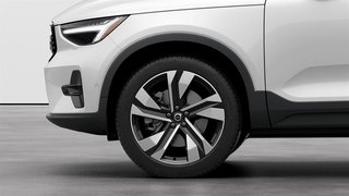 2025 Volvo XC40 B5 AWD Plus Dark Theme in Ajax, Ontario at Volvo Cars Lakeridge - 3 - w320h240px