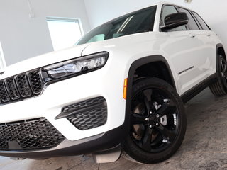 2024  Grand Cherokee ALTITUDE in St-Jean-Sur-Richelieu, Quebec - 2 - w320h240cpx