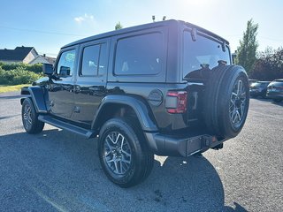 Jeep WRANGLER 4-Door SAHARA 2025 à St-Jean-Sur-Richelieu, Québec - 4 - w320h240cpx