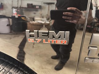 2023 Ram 1500 Classic Express Night CrewCab V8 4x4 Boite de Fibre in St-Jean-Sur-Richelieu, Quebec - 6 - w320h240cpx