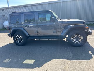 Jeep WRANGLER 4-Door SAHARA 2025 à Paspébiac, Québec - 4 - w320h240cpx
