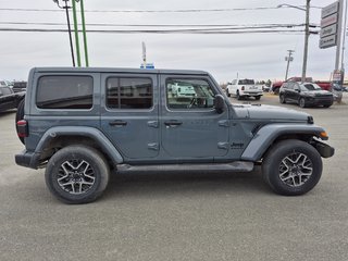 Jeep Wrangler 4-Door SAHARA 2026 à Woodstock, Nouveau-Brunswick - 3 - w320h240cpx