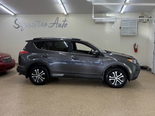 Toyota RAV4 LE 2017 à Saint John, Nouveau-Brunswick - 4 - w320h240cpx