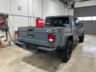 Jeep Gladiator NIGHTHAWK 2026 à Grand-Sault et Edmunston, Nouveau-Brunswick - 4 - w320h240cpx