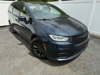 Chrysler Pacifica S Touring | Car Play | 7 Passenger | Sto N Go Seat 2022