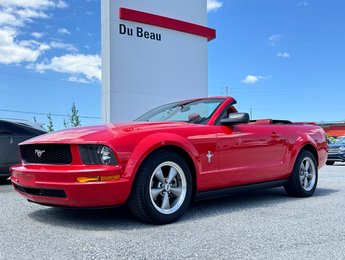 Ford Mustang CONVERTIBLE / ROUGE SUR ROUGE / MOTEUR V6 / MAGS 17 / JAMAIS SORTI L’HIVER 2006
