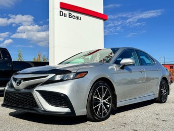 Toyota Camry SE + TOIT + MAGS 18 / PEA 27-03-28=100KM / 2023