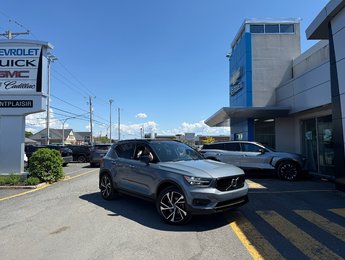 2022 Volvo XC40 R-Design