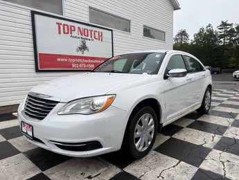 2013 Chrysler 200 LX, Keyless entry, MP3, Cruise control