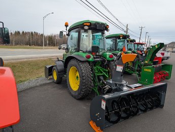 2015 John Deere 4066R 4WD Utility tractor Équipé d'une gratte à neige et d'une souffleuse !!