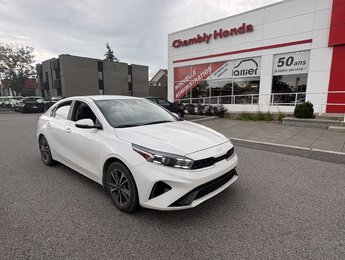 Kia Forte EX  MAGS I CARPLAY I HEATED SEATS AND STEERING WHEEL I CAMERA I ACTIVE SECURITY 2023