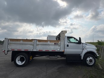 2022 Ford Super Duty F-650 Straight Frame Gas BENNE
