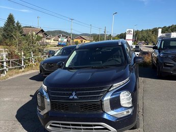 Mitsubishi Outlander LE S AWD**VOLANT CHAUFFANT**TOIT OUVRANT**HAYON ÉLECTRIQUE**BANCS ÉLECTRIQUES** 2022