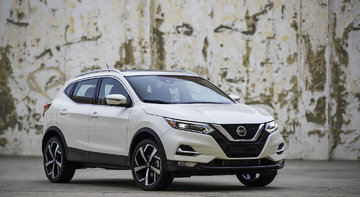 2020 Nissan Qashqai vs 2020 Mazda CX-30: space and fuel economy