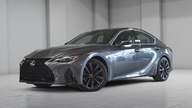 Lexus IS 300 F SPORT TOIT CUIR SIEGES CHAUFFANTS 2024 AUCUN DOSSIER DE DOMMAGE OU ACCIDENT