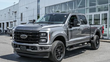 Super Duty F-250 SRW LARIAT | 6.7 DIESEL | BLACK PACK | TOIT PANO |