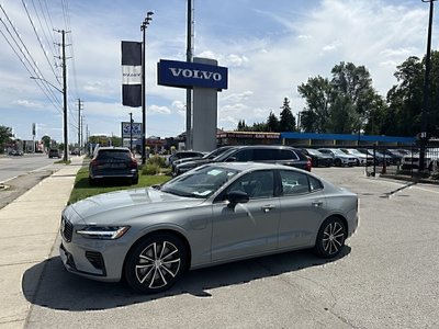 2025 Volvo S60 Plug-In Hybrid Core Dark Theme