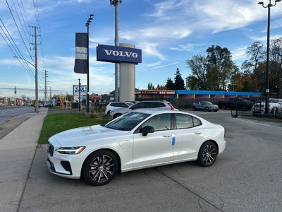 2025 Volvo S60 Plug-In Hybrid Core Dark Theme