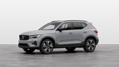 2025 Volvo XC40 B5 AWD Plus Dark Theme