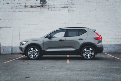 2025 Volvo XC40 B5 AWD Plus Dark Theme