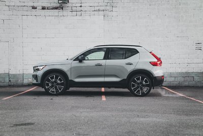 2025 Volvo XC40 B5 AWD Ultra Dark Theme