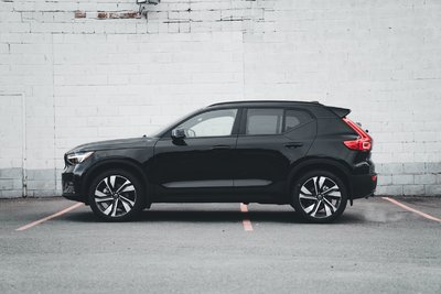 2025 Volvo XC40 B5 AWD Ultra Dark Theme