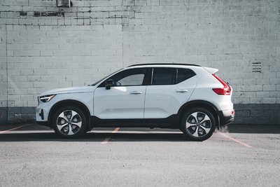 2025 Volvo XC40 B5 AWD Plus Dark Theme