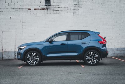 2025 Volvo XC40 B5 AWD Plus Dark Theme