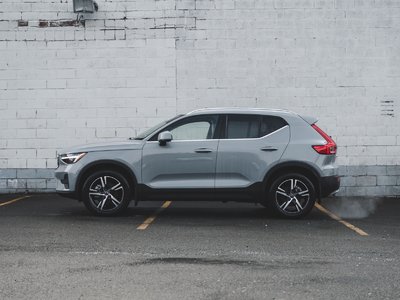 2025 Volvo XC40 B5 AWD Core Bright Theme