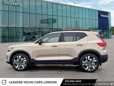 2025 Volvo XC40 B5 AWD Plus Dark Theme