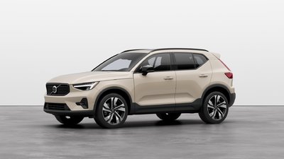 2025 Volvo XC40 B5 AWD Plus Dark Theme