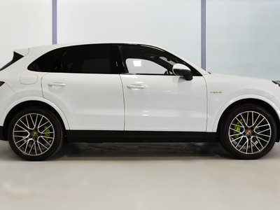 Porsche CAYENNE E-HYBRID  2023 à St-Bruno, Québec