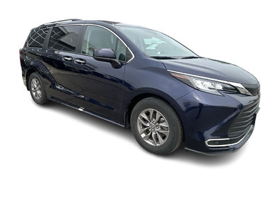 2022 Toyota Sienna Hybrid in Bolton, Ontario