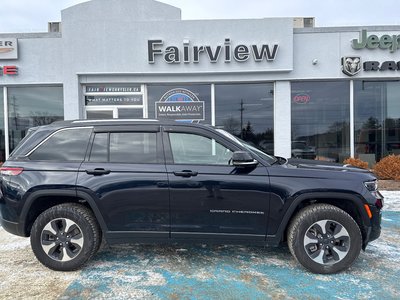 2023 Jeep Grand Cherokee 4xe Limited Loaded charging station, cool seating, heated seats, entertainment group panoramic roof