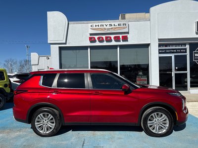 2022 Mitsubishi Outlander SE with sun and sound Sun and sound package