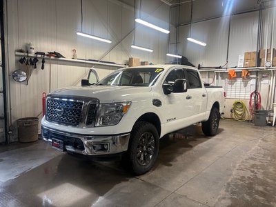 2017 Nissan TITAN SV