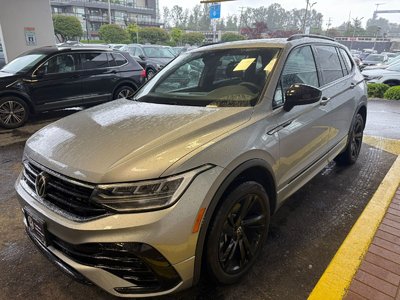 2023 Volkswagen Tiguan Comfortline R-Line Black Edition Just Arrived! Local, One Owner, No Accidents