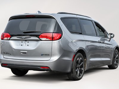 2020 Chrysler Pacifica Hybrid in Dollard-des-Ormeaux, Quebec