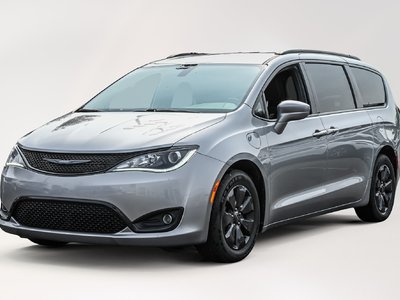 2020 Chrysler Pacifica Hybrid in Dollard-des-Ormeaux, Quebec
