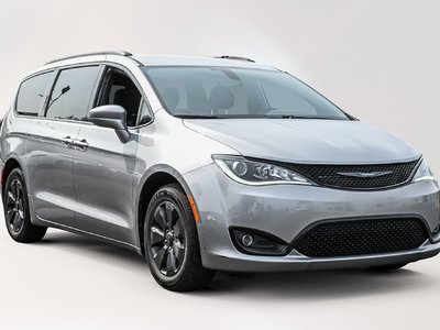 2020 Chrysler Pacifica Hybrid in Dollard-des-Ormeaux, Quebec