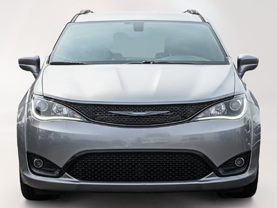 2020 Chrysler Pacifica Hybrid in Dollard-des-Ormeaux, Quebec