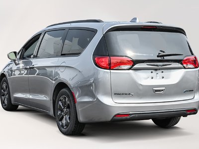 2020 Chrysler Pacifica Hybrid in Dollard-des-Ormeaux, Quebec